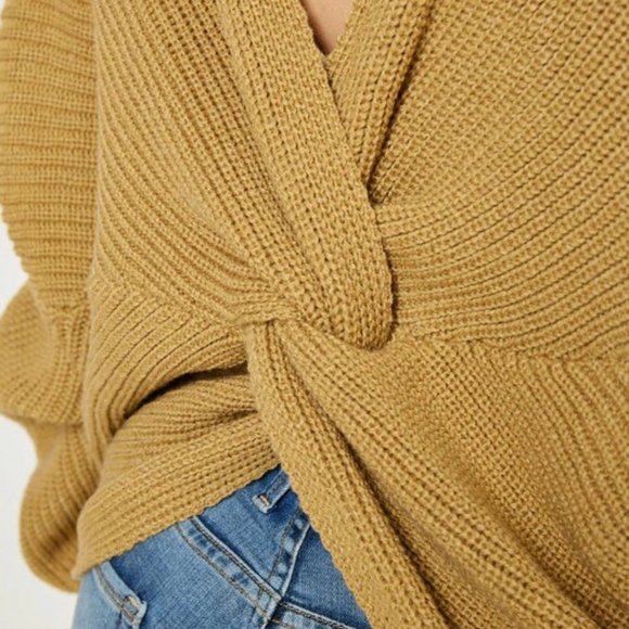 Plunging Twist-Back Camel Knit Oversize Sweater - Picture 4 of 8